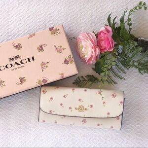 🌸FINAL SALE🌸 NIB 🌸COACH SOFT WALLET DAISY PRINT AND CHARMS (2 charms)